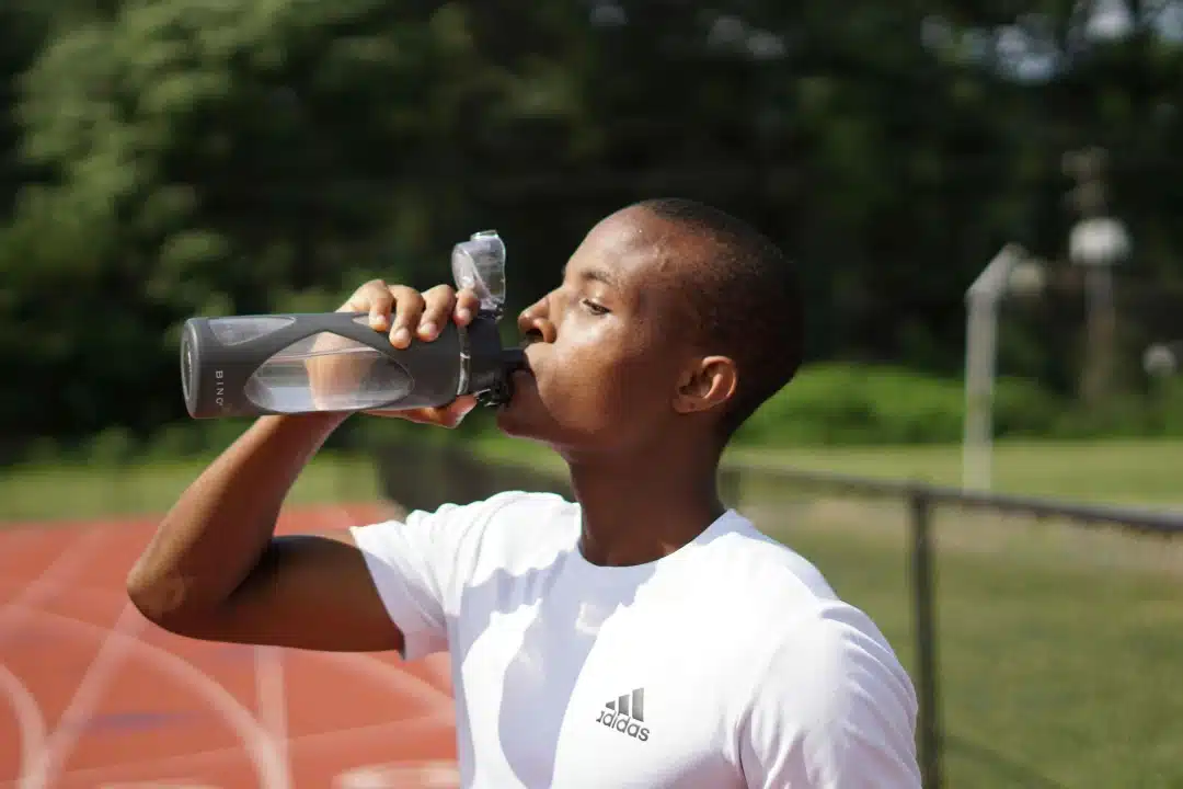 Les bienfaits de boire 2 litres d'eau : santé, sports et situations idéales