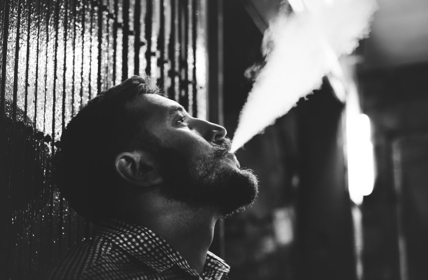 Comportement d’un homme qui fume des…
